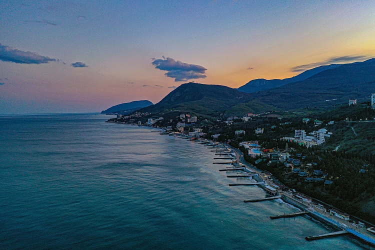 Алушта сейчас видео. Большая Алушта Алустон. Алустон Алушта фото 2023. Алушта рисунок. Город Алушта рисунок.